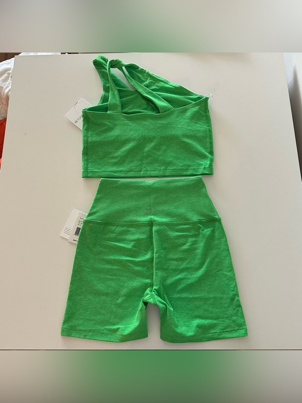 NEW Beyond Yoga Spacedye Lost Your Mind One Shoulder Shorts Set Green M Biker - Picture 3 of 8